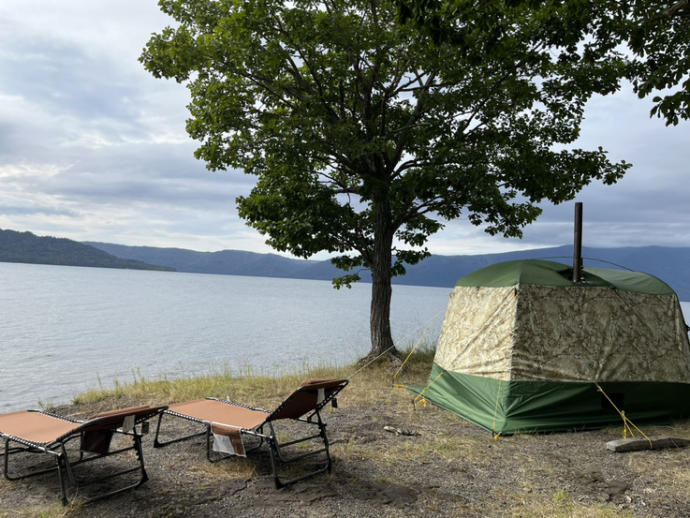 北海道川上郡にあるキャンプ場「RECAMP 砂湯」でレンタルできるテントサウナ