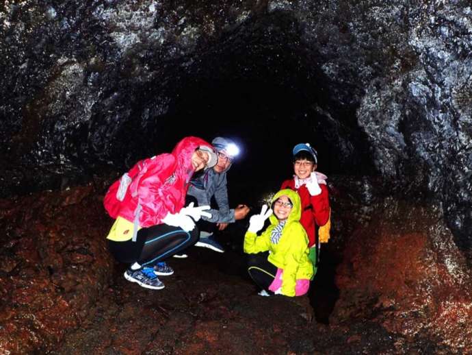 癒しツアーFUJITABIの氷穴探検で記念撮影を楽しむ家族