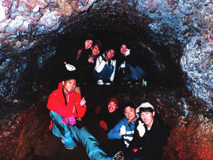 癒しツアーFUJITABIの氷穴探検で記念撮影を楽しむグループ
