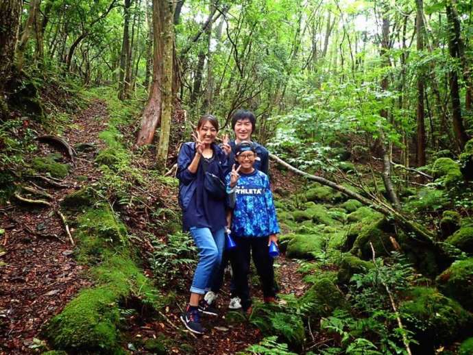 癒しツアーFUJITABIのアクティビティで苔むす森を探検する家族