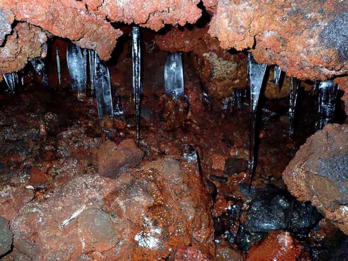 癒しツアーFUJITABIの氷穴探検で見られる氷柱