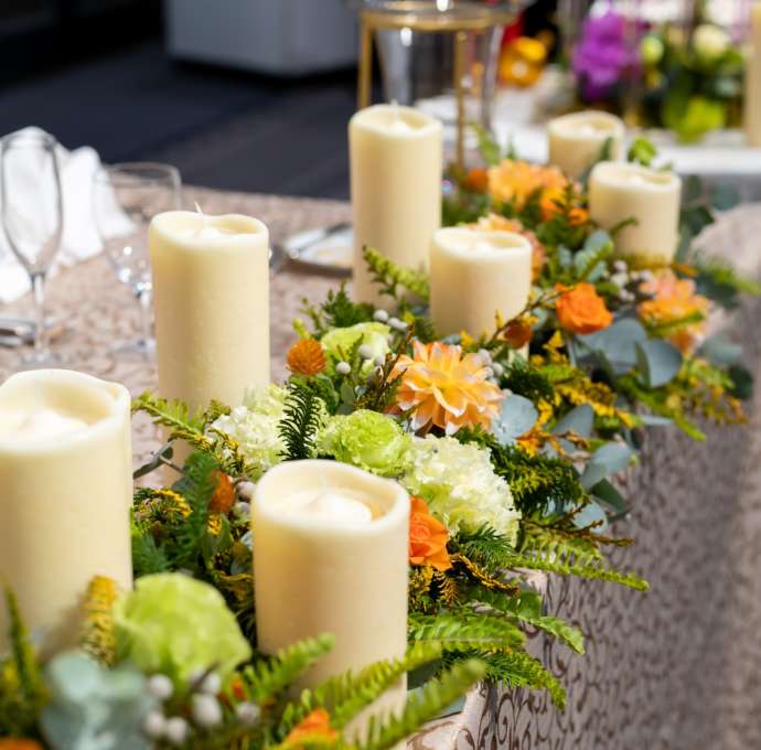 レンブラントホテル厚木のテーブルに飾られたロウソクや造花