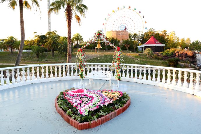 「レオマリゾート」パーク内のハート型の花壇「LOVEリング」