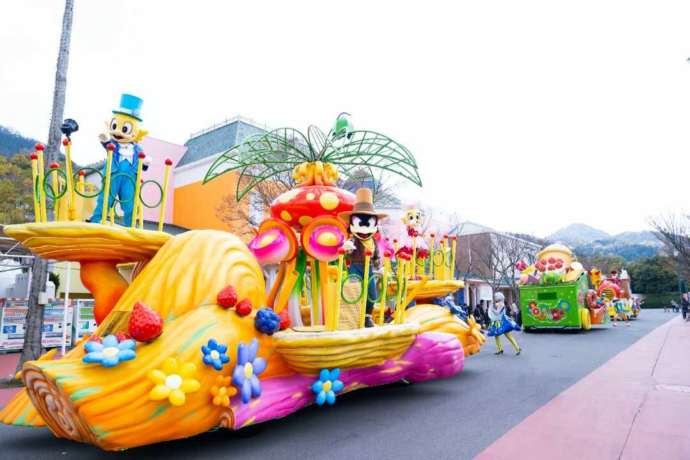 レオマリゾートで開催されているパレードの様子