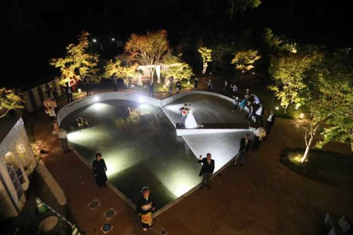 ハート型のプールを囲んでの結婚式の記念撮影
