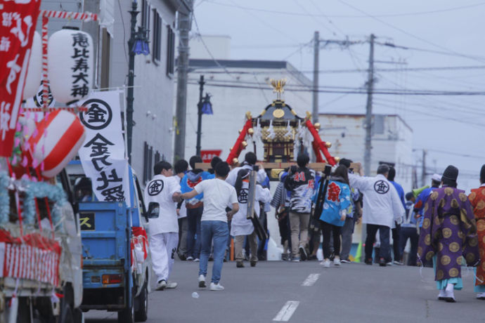 北見冨士神社の例大祭での神輿行列