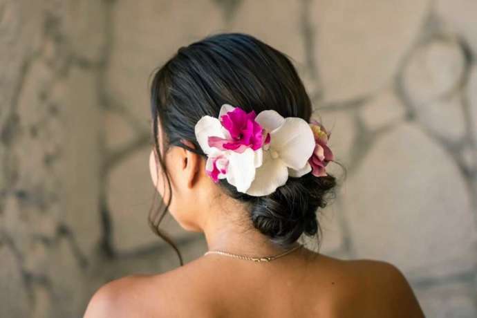 鮮やかなピンクと白で構成された花のヘッドパーツ