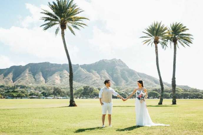 ハワイのカピオラ二ガーデンで手をつないだふたりの写真