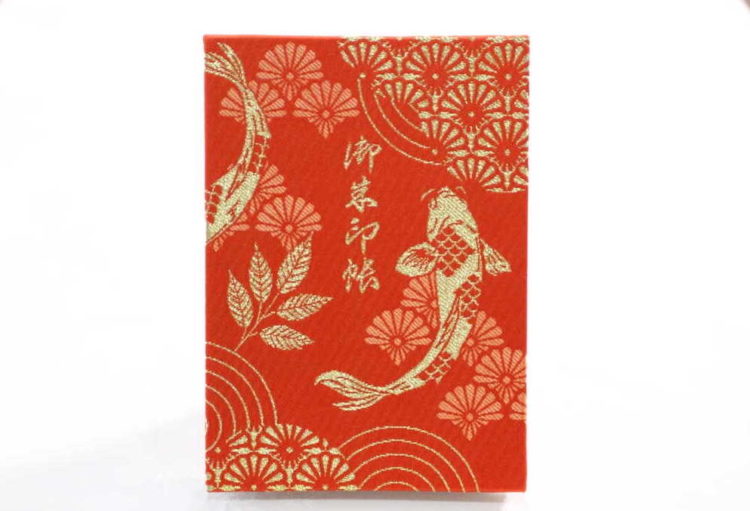 神奈川県にある六所神社オリジナルのご朱印帳の表紙には錦鯉の絵が描かれている