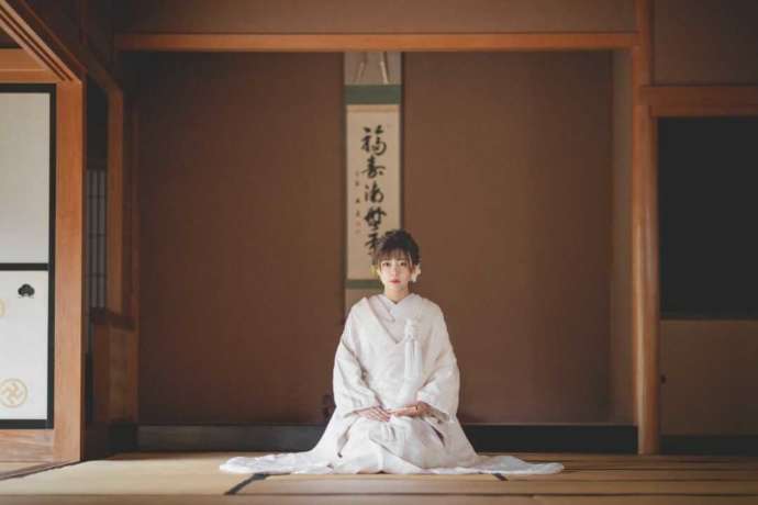 瑞巌寺の和室で正座をして撮影した和装でのウェディングフォト