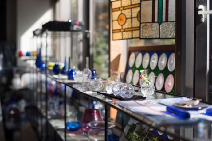 小さな花瓶などガラス製品が並ぶ瑠璃庵