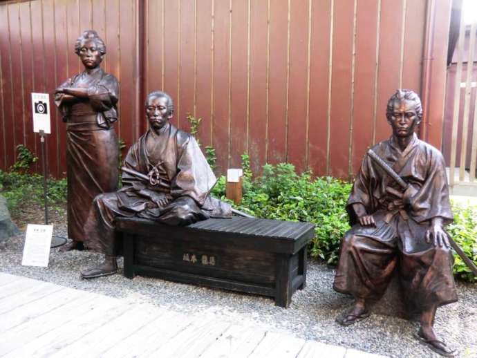 坂本龍馬・乙女姉さん・近藤長次郎の3体像が並ぶ撮影スポット