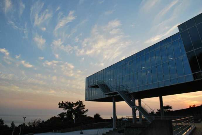 高知県立坂本龍馬記念館の外観「夕暮れ時の本館」