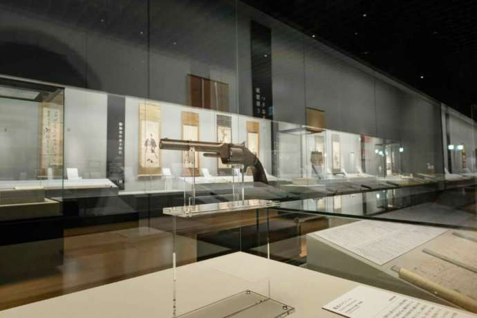 高知県立坂本龍馬記念館の常設展示室にある龍馬が所持していたものと同型のピストル