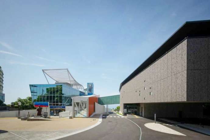 高知県立坂本龍馬記念館の新館（右）と本館（左）