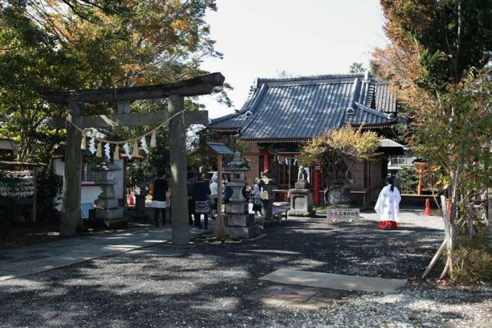 茨城県龍ケ崎市にある「龍ケ崎 八坂神社」の境内を歩く巫女