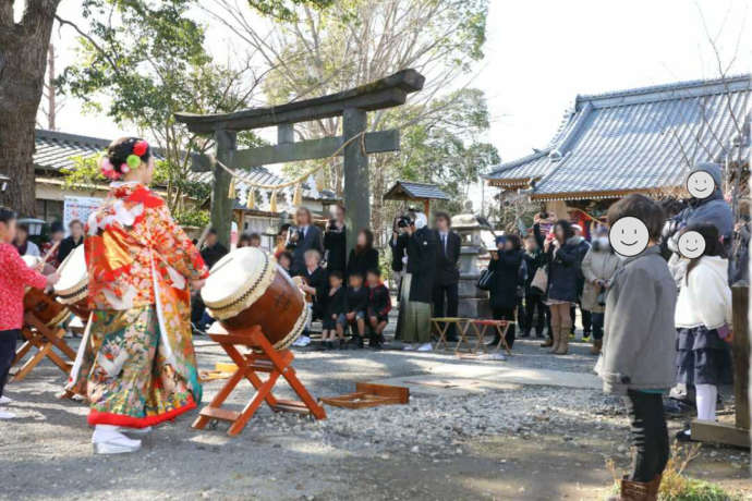 「龍ケ崎 八坂神社」の社殿前で和太鼓の演奏を披露する新婦