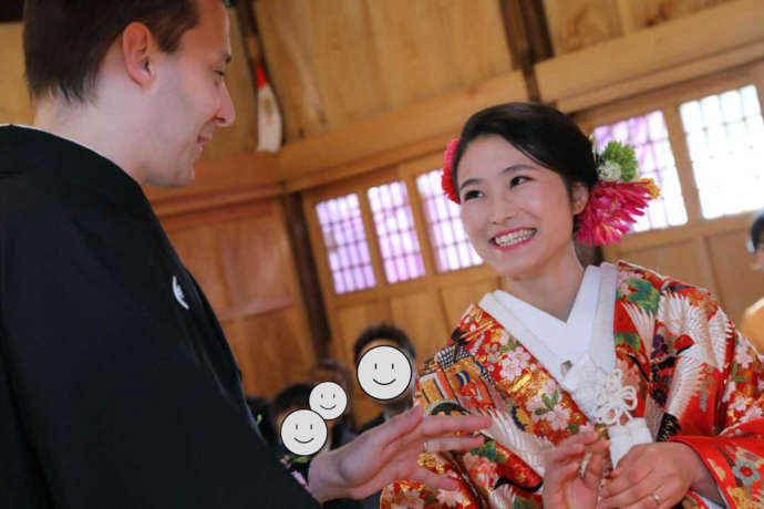 茨城県龍ケ崎市にある「龍ケ崎 八坂神社」の挙式で指輪交換をする新郎新婦