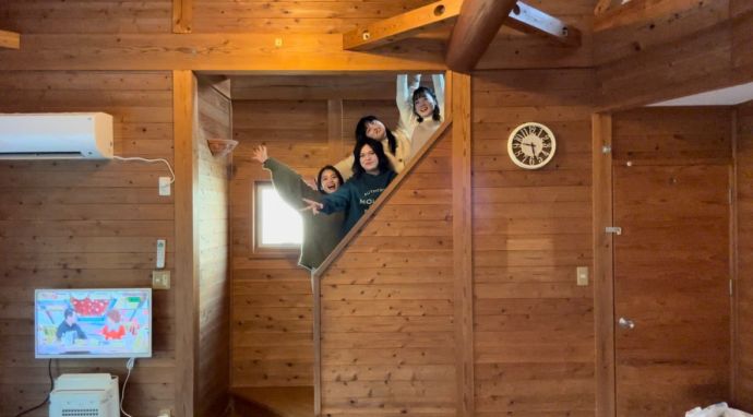 熊本県上天草市にある「龍ヶ岳山頂自然公園キャンプ場」のロッジに宿泊した女性たち