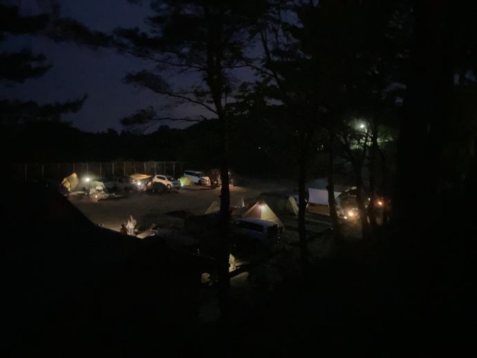 熊本県上天草市の「龍ヶ岳山頂自然公園キャンプ場」にあるオートテントサイトの夜の様子