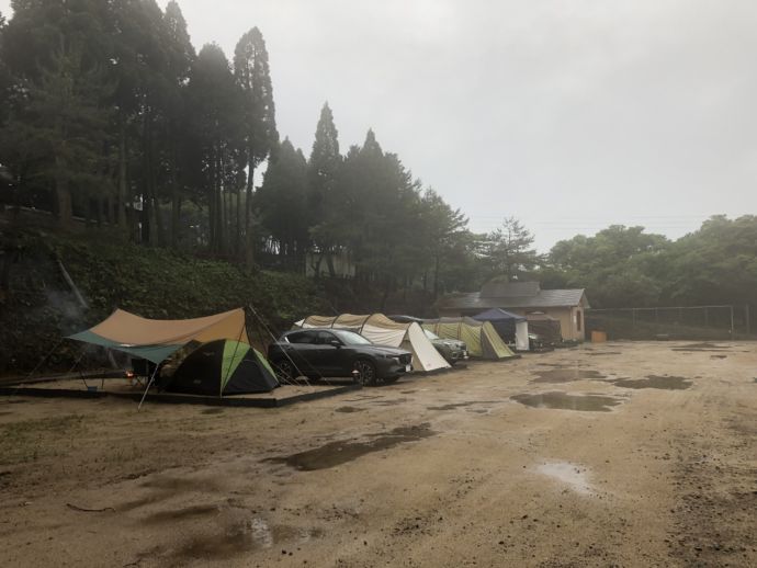 熊本県上天草市にある「龍ヶ岳山頂自然公園キャンプ場」の雨天時の様子