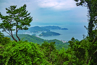 熊本県上天草市にある「龍ヶ岳山頂自然公園キャンプ場」から眺めた海方面の景色