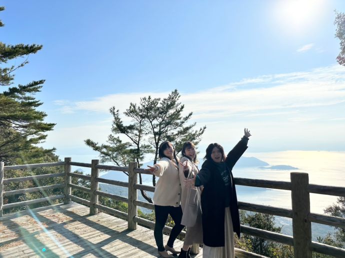 熊本県上天草市にある「龍ヶ岳山頂自然公園キャンプ場」の展望デッキの様子