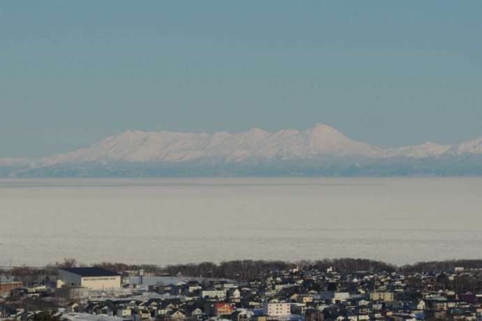 冬の時期にオホーツク流氷館の展望台から見た、海に浮かぶ流氷の景色
