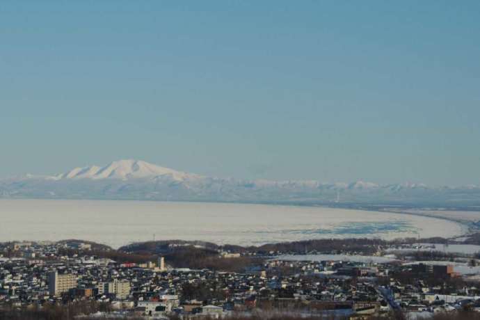 オホーツク流氷館の展望台から見える街や山、流氷の景色
