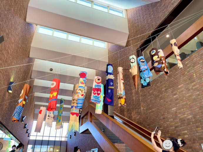 三岸節子記念美術館のロビーに飾られた手作り鯉のぼり