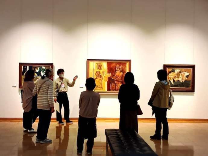 三岸節子記念美術館のコレクション展ガイドツアーの様子