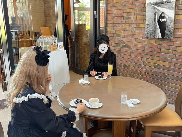 三岸節子記念美術館の喫茶ラウンジでお茶をしている女性達