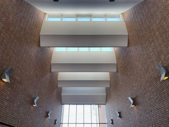 三岸節子記念美術館のロビーから天井を見上げた様子