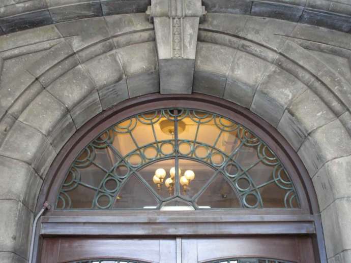 札幌市資料館の扉上部のアーチとキーストーン