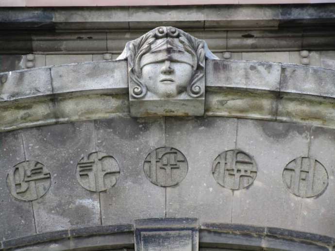 札幌市資料館の法の女神の頭部像