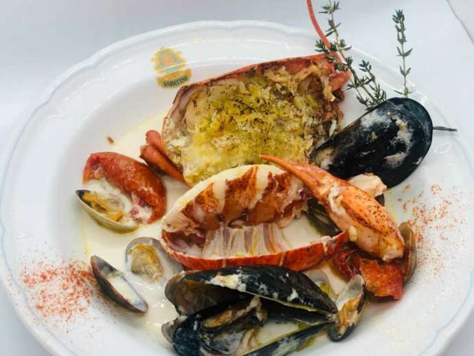 婚礼料理の一例「オマール海老とムール貝のスープ仕立て」