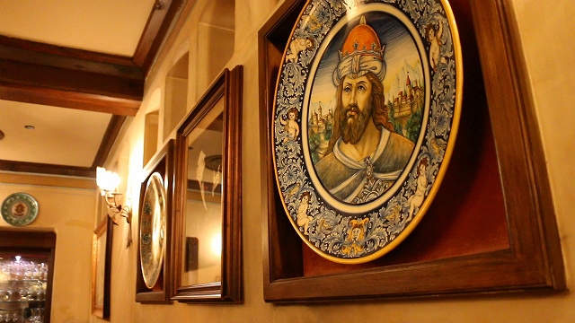 店内に飾られているイタリア産の絵皿