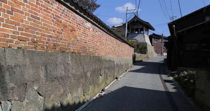 京町通りにあるレンガ壁の様子