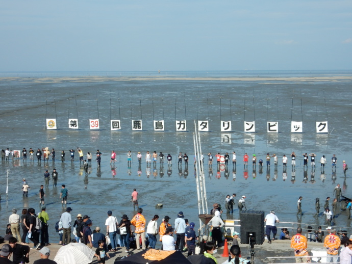 鹿島市の干潟で行われる大型イベント「ガタリンピック」