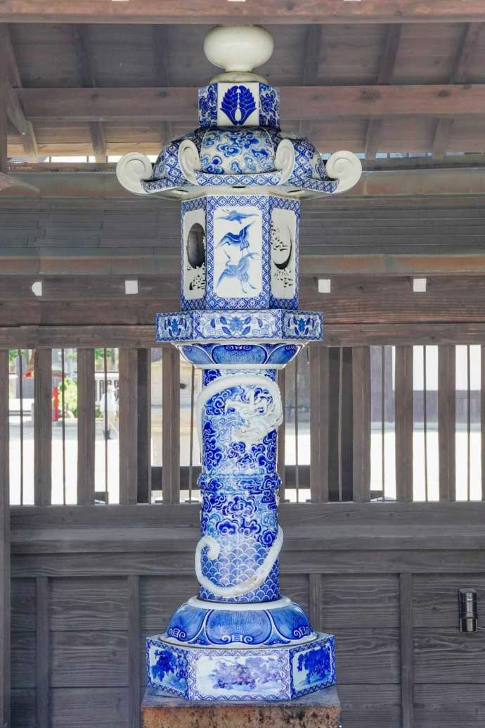 佐嘉神社の境内にある白磁の燈篭