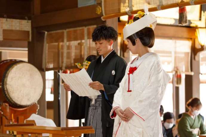 佐嘉神社の神前式で誓詞奏上をしている新郎新婦