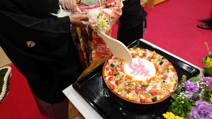 佐嘉神社記念館の披露宴でちらし寿司入刀をしているシーン