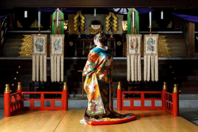 佐嘉神社の社殿内で色打掛を着て佇む花嫁