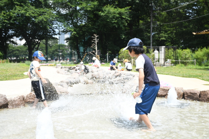 三芳町にある公園で水遊びをする子どもたち