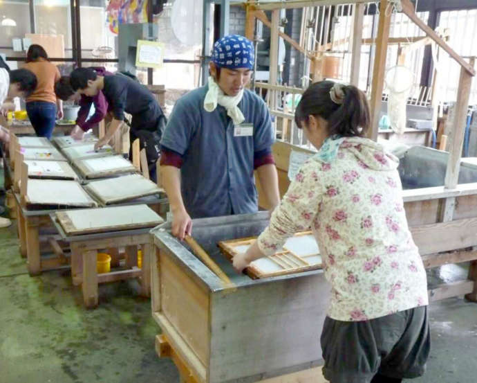 埼玉県比企郡小川町にある「埼玉伝統工芸会館」の紙漉き体験