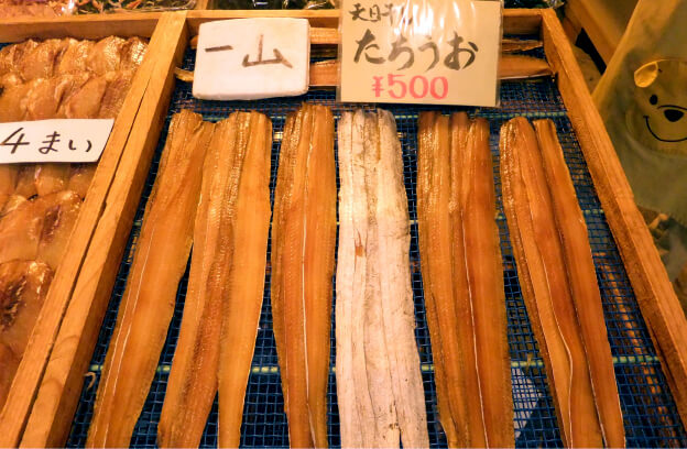 「豊浜 魚ひろば」内で扱われるタチウオとカワハギの干物