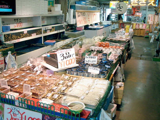 「豊浜 魚ひろば」内の活魚売り場と水産加工品売り場の様子