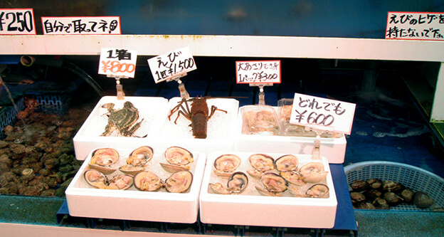 「豊浜 魚ひろば」内で販売される活魚類