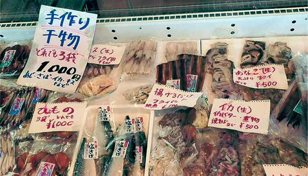 「豊浜 魚ひろば」内で販売されるさまざまな魚介類