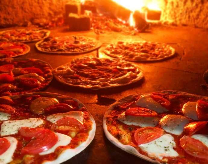 「市之倉さかづき美術館」の敷地内にある「石窯ピッツァmoon（ムーン）」の石窯で焼かれるピザ